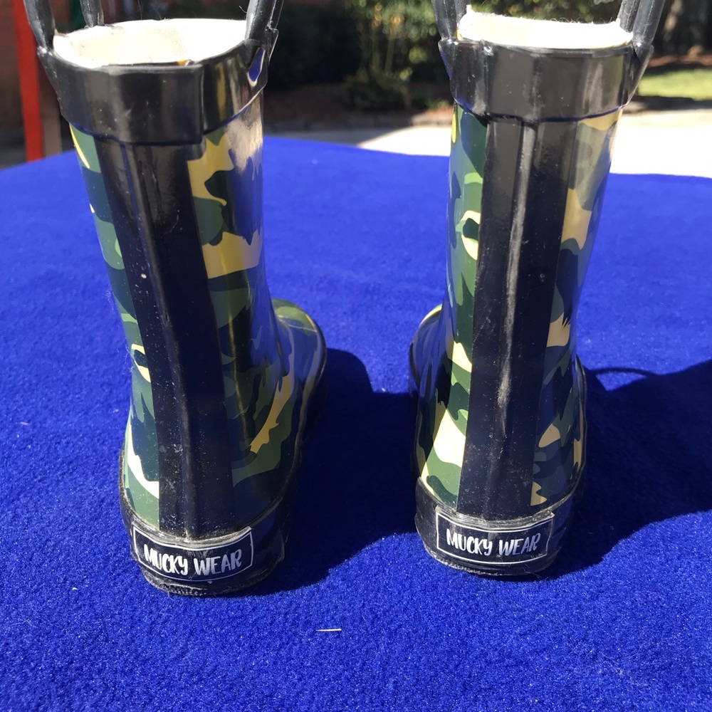 5/$30 Camo Rain Boots for Toddler - Picture 5 of 6
